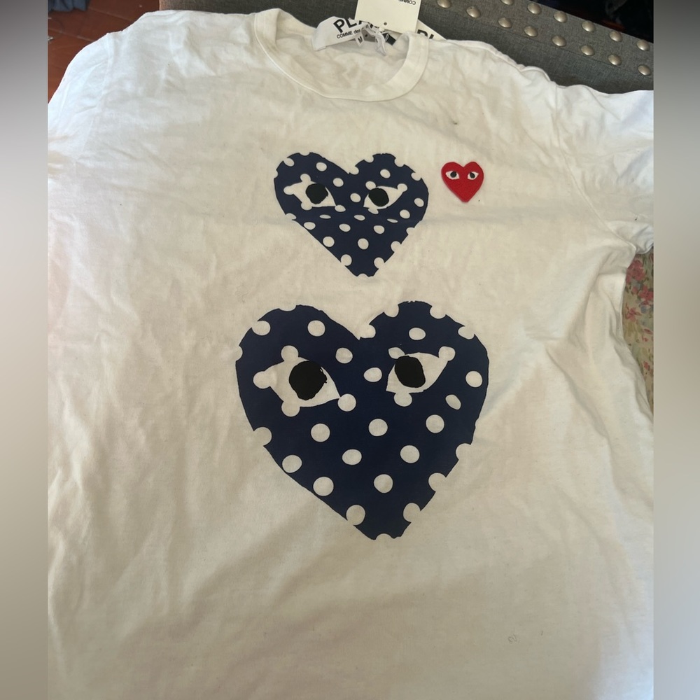 Comme Des Garçons Play T shirt. Size M never worn new with tags !
